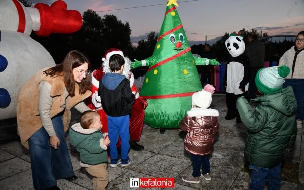 Γιορτινή βραδιά στα Περατάτα με το άναμμα του Χριστουγεννιάτικου Δέντρου