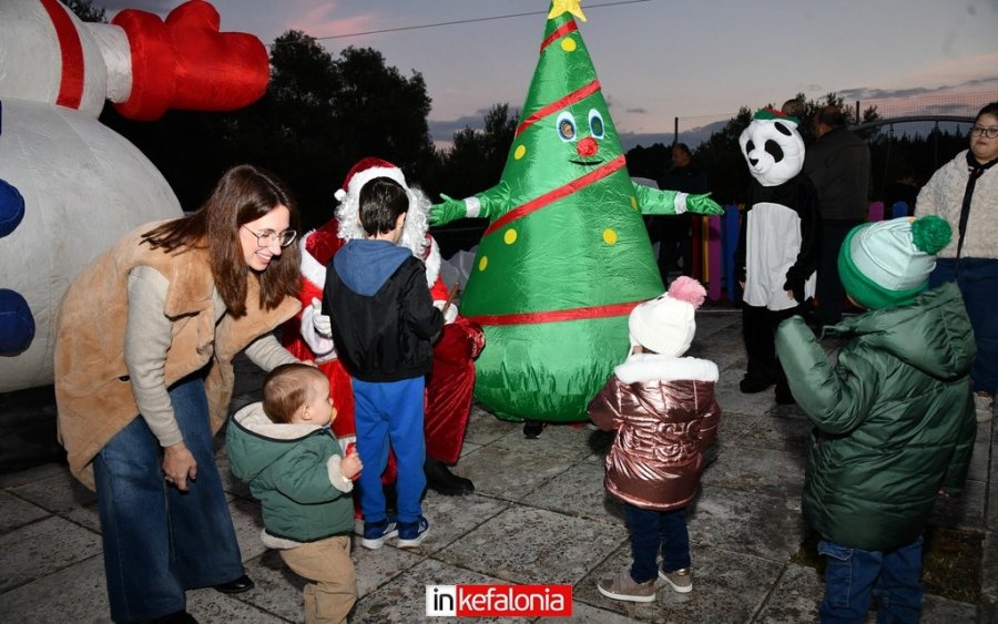 Γιορτινή βραδιά στα Περατάτα με το άναμμα του Χριστουγεννιάτικου Δέντρου