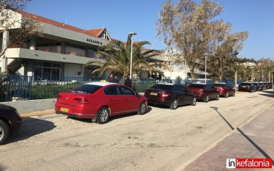 Σε μικρότερο χώρο λεωφορεία και ταξί μπροστά από την Ναυτική σχολή