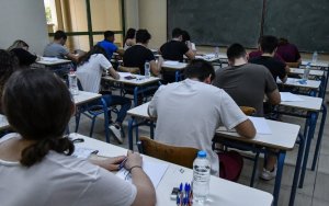 Πανελλαδικές εξετάσεις 2021: Ανω-κάτω η Γ&#039; Λυκείου με τις ξαφνικές αλλαγές της Κεραμέως