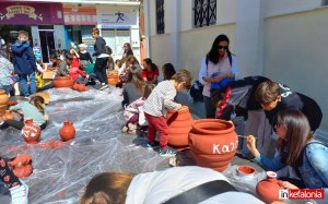 Μικροί και μεγάλοι συμμετείχαν στο ''βάψιμο της στάμνας'' στην Πλατεία Καμπάνας (εικόνες)