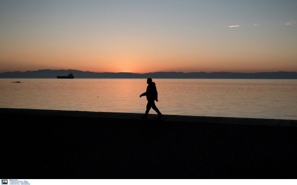 Κορονοϊός: «Κόκκινες» Θεσσαλονίκη και Αχαϊα, τα μέτρα που «κλειδώνουν» για απαγόρευση κυκλοφορίας και σχολεία