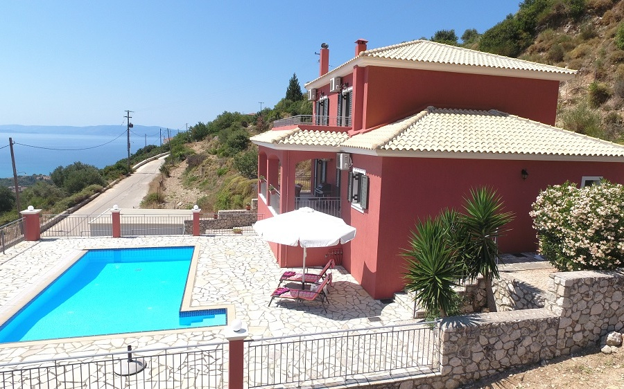 Vinieris Real Estate: Πολυτελής βίλα με μαγευτική θέα στον Αλειματά