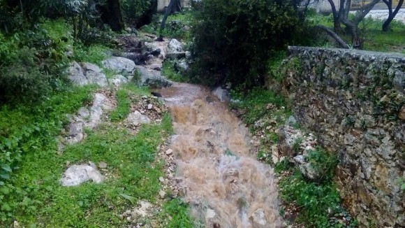 Υπερχείλισε και πάλι το ρέμα στα Πουλάτα