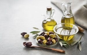&quot;Βουτιά&quot; των τιμών για το ελληνικό ελαιόλαδο - Πόσο κοστίζει το λίτρο