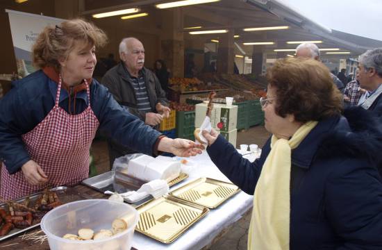 Στην παραλία Αργοστολίου έγινε της… Τσικνοπέμπτης!