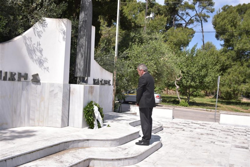 Επιμνημόσυνη δέηση και καταθέσεις στεφάνων στο Μνημείο της Εθνικής Αντιστάσεως (εικόνες)