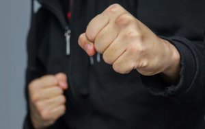 Τέσσερις συλλήψεις για τον ξυλοδαρμό ταχυμεταφορέα στο Αργοστόλι – Αναζητούνται ακόμη δύο άτομα