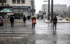 Αλλάζει ο καιρός: Βροχές, ισχυροί άνεμοι και πτώση θερμοκρασίας - Πότε ξεκινάει η διαταραχή