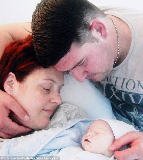 Σπαρακτική φώτο: Κρατούν το μωρό τους για πρώτη και τελευταία φορά