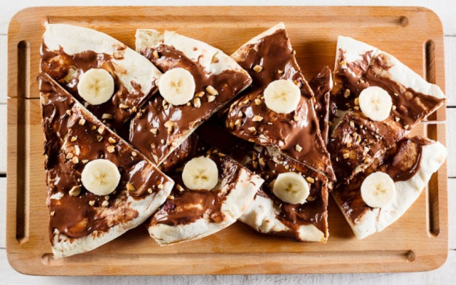 Συνταγή για γλυκιά πίτσα σοκολάτα-μπανάνα -Πανεύκολη, με μόνο 5 υλικά