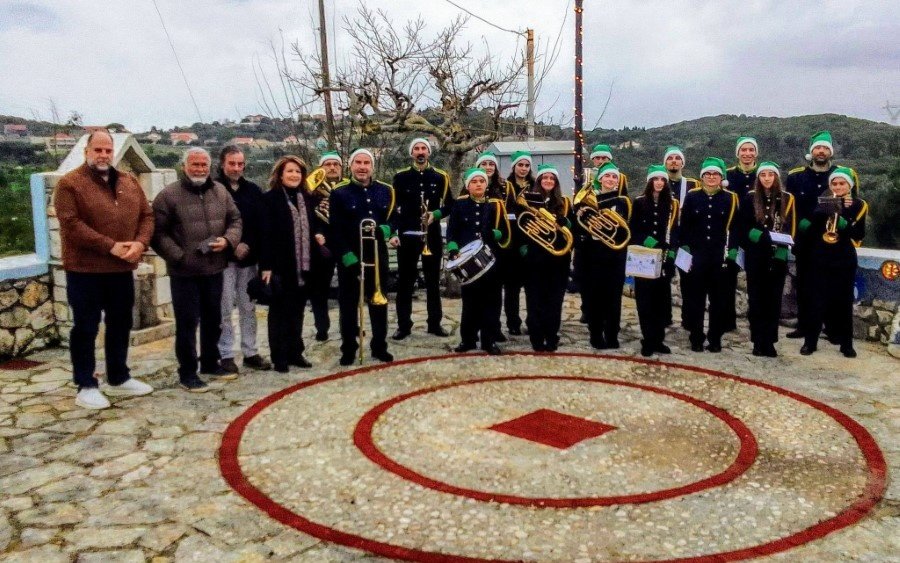 Παρά τη βροχή, τα πρωτοχρονιάτικα κάλαντα πλημμύρισαν την Ερίσο