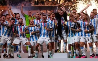 Μουντιάλ 2022: Ο Λιονέλ Μέσι σήκωσε το βαρύτιμο τρόπαιο φορώντας βασιλική τήβεννο - Η απονομή στην πρωταθλήτρια κόσμου Αργεντινή