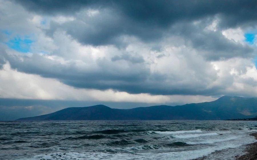 Σάκης Αρναούτογλου: «Ήλιος με δόντια» την Τετάρτη, χαλάει και πάλι ο καιρός την Παρασκευή