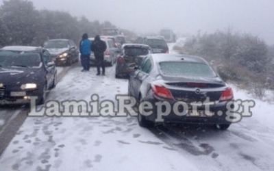 Προβλήματα στο εθνικό δίκτυο: Δίπλωσαν νταλίκες, εγκλωβισμένοι οδηγοί (video)