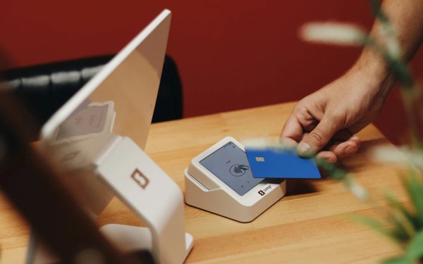 Νέες αλλαγές στην προπληρωμένη κάρτα των επιδομάτων
