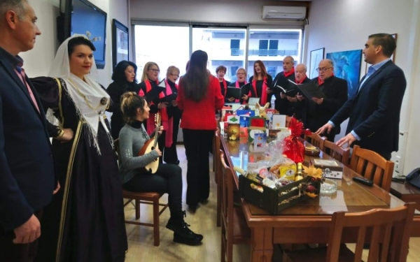 Τα πρωτοχρονιατικά κάλαντα στον Κεφαλονίτη Δήμαρχο Ελληνικού - Αργυρούπολης Γιάννη Κωνσταντάτο