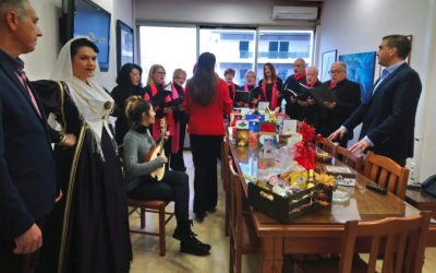 Τα πρωτοχρονιατικά κάλαντα στον Κεφαλονίτη Δήμαρχο Ελληνικού - Αργυρούπολης Γιάννη Κωνσταντάτο