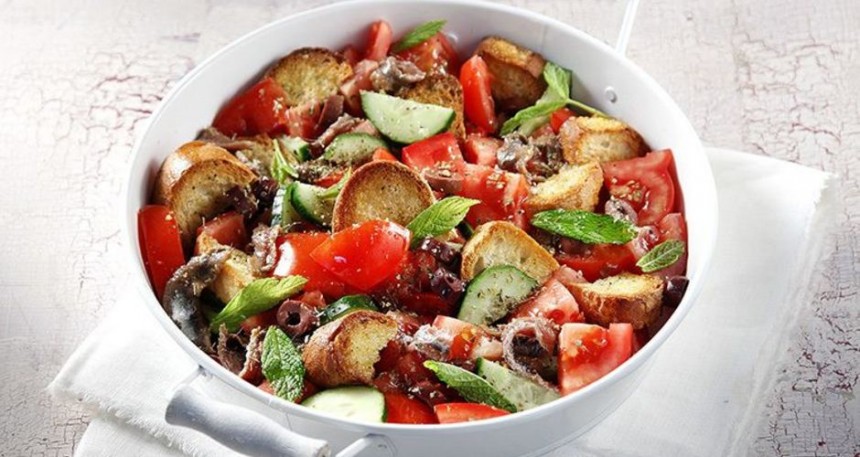 Σαλάτα με ντομάτες και ψωμί (Panzanella)