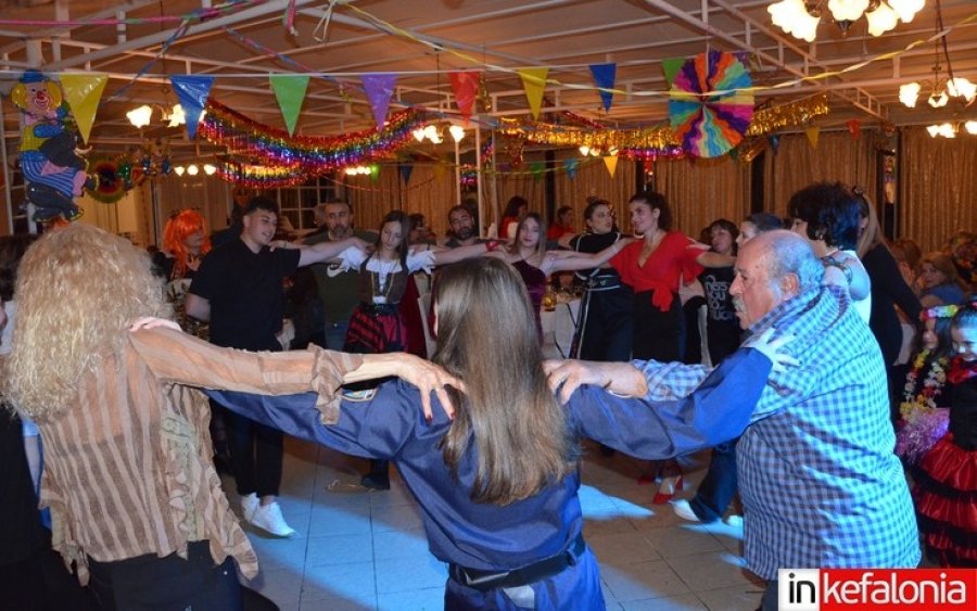 Κέφι και καρναβαλική διάθεση στον αποκριάτικο χορό του Πολιτιστικού Συλλόγου Φωκάτων