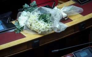 Λουλούδια στο έδρανο του βουλευτή στη Βουλή - ΓΙΑΝΝΗΣ ΠΑΝΑΓΟΠΟΥΛΟΣ/EUROKINISSI