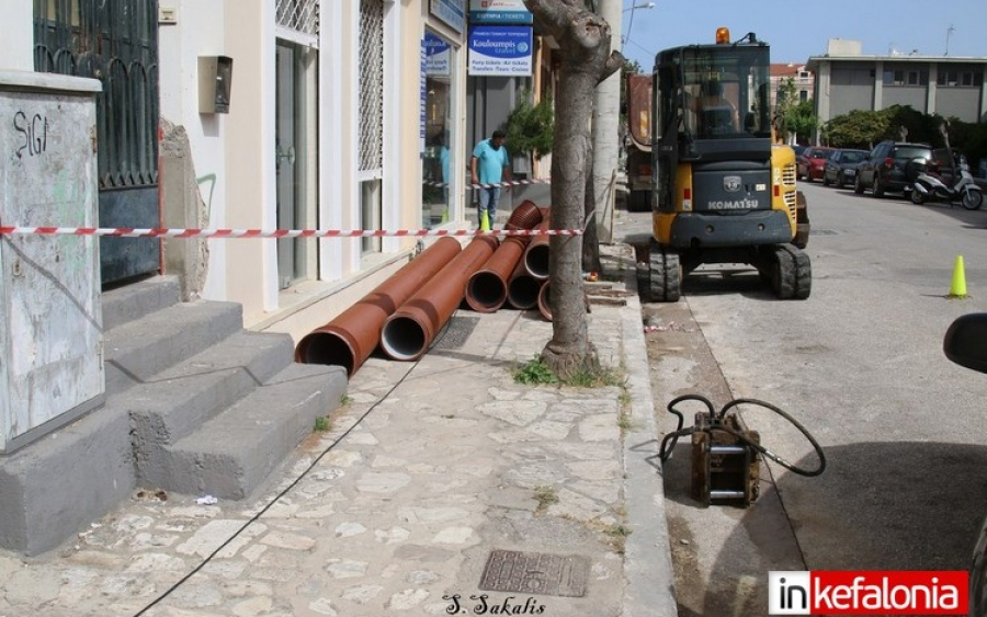 Αργοστόλι: Τοποθέτηση μεγάλων σωλήνων αποχέτευσης στην Λεωφ.Βεργωτή - Θα βοηθήσουν και στην εξουδετέρωση των δυσάρεστων οσμών (εικόνες)