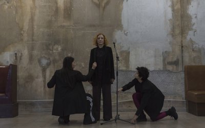 Και σήμερα στον Κέφαλο η παράσταση: "Ουρανός κατακόκκινος Χρόνος πριν | Χρόνος μετά", σε σκηνοθεσία Ελένης Παργινού