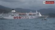 Στο αγκυροβόλιο του Ληξουρίου το κρουαζιερόπλοιο «Aegean Paradise» - Από τη Δευτέρα το πρωί θα επιβιβάζονται οι σεισμόπληκτοι