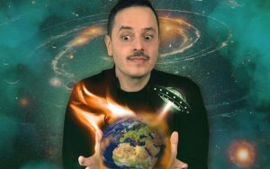 Ο Αλέξανδρος Τσουβέλας έρχεται στην Κεφαλονιά με την παράσταση “Εξωγήινος”