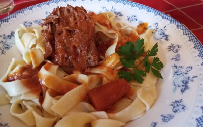 Μοσχαράκι κοκκινιστό με χυλοπίτες από τη Σία Λαδά