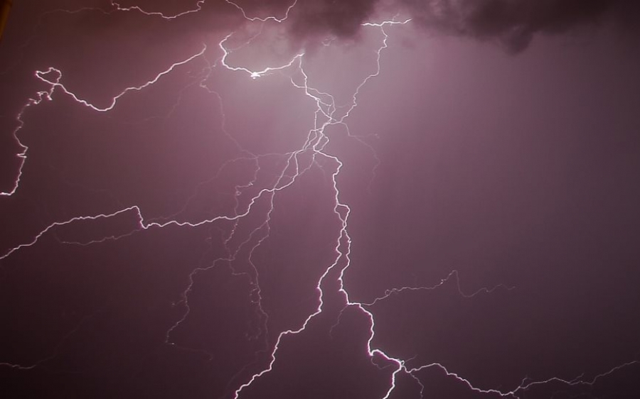 Αεροπλάνο με προορισμό την Θεσσαλονίκη χτυπήθηκε από κεραυνό