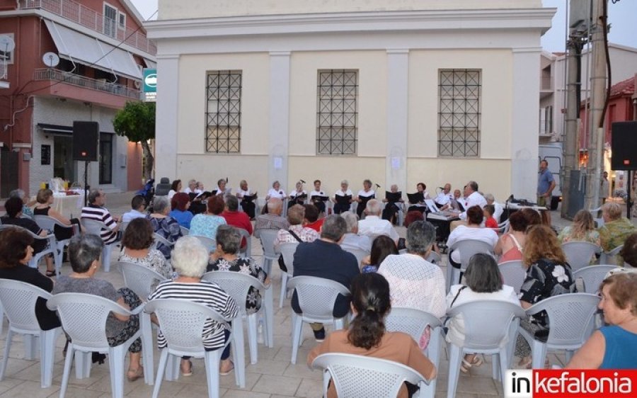 Μια όμορφη μουσική εκδήλωση, από την αξιολάτρευτη &#039;&#039;Χορωδιακή Παρέα&#039;&#039; του ΚΑΠΗ Αργοστολίου στην Πλατεία Καμπάνας! (εικόνες/video)