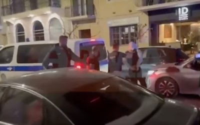 Η στιγμή της φυγάδευσης των τριών κατηγορουμένων για το θάνατο της Μυρτούς