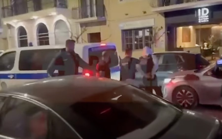 Η στιγμή της φυγάδευσης των τριών κατηγορουμένων για το θάνατο της Μυρτούς