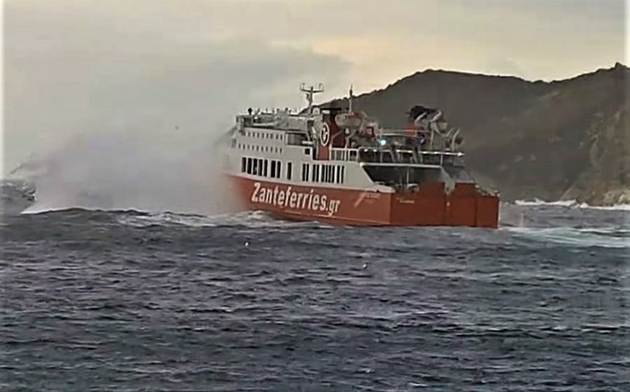 Η πρόσδεση του “Διονύσιος Σολωμός’’ υπό αντίξοες συνθήκες (video)