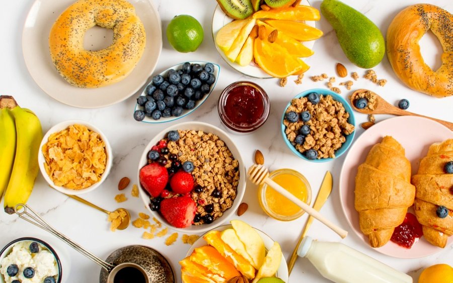 10 τροφές για πρωινό που μας φτιάχνουν τη διάθεση, σύμφωνα με τους διατροφολόγους