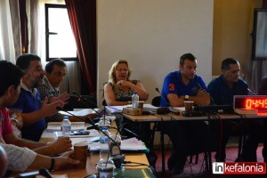 Στενό… πρέσινγκ από την αντιπολίτευση για τις προμήθειες των κυλικείων των δημοτικών παραλιών