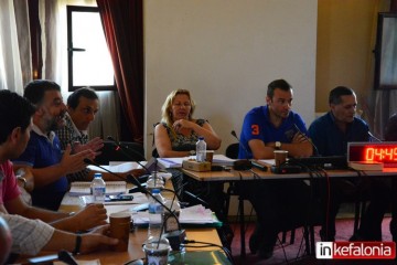 Στενό… πρέσινγκ από την αντιπολίτευση για τις προμήθειες των κυλικείων των δημοτικών παραλιών