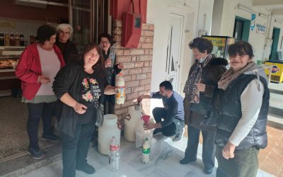 Τηρώντας τα έθιμα της Αποκριάς μοίρασαν γάλα στους κατοίκους της Σάμης (εικόνες)