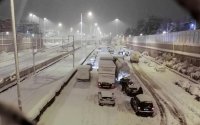 Παραμένουν εγκλωβισμένοι οδηγοί στην Αττική Οδό, ολονύχτια επιχείρηση του στρατού, σε ετοιμότητα το ΕΣΥ (εικόνες)