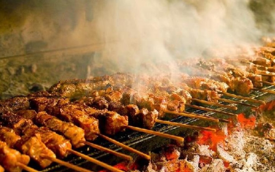 Οι μελισσοκόμοι τσικνίζουν στα Κοκολάτα