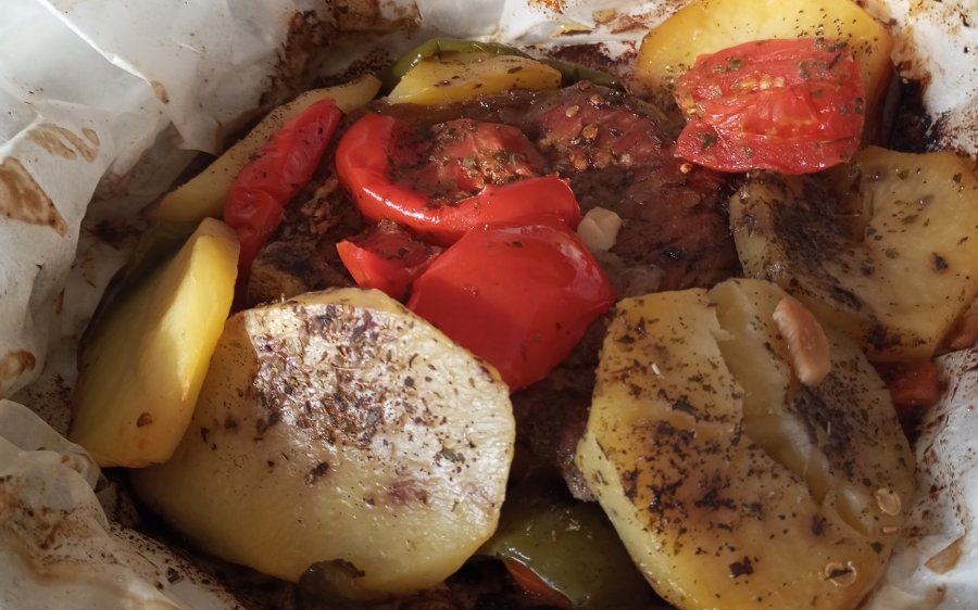 Μοσχαρίσια μπριζόλα στη λαδόκολλα με λαχανικά από την Σία Λαδά