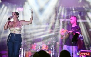 Μια αξέχαστη βραδιά με Χρύσπα και Alcatrash στις Κεραμειές – Πλήθος κόσμου γέμισε τον προαύλιο χώρο