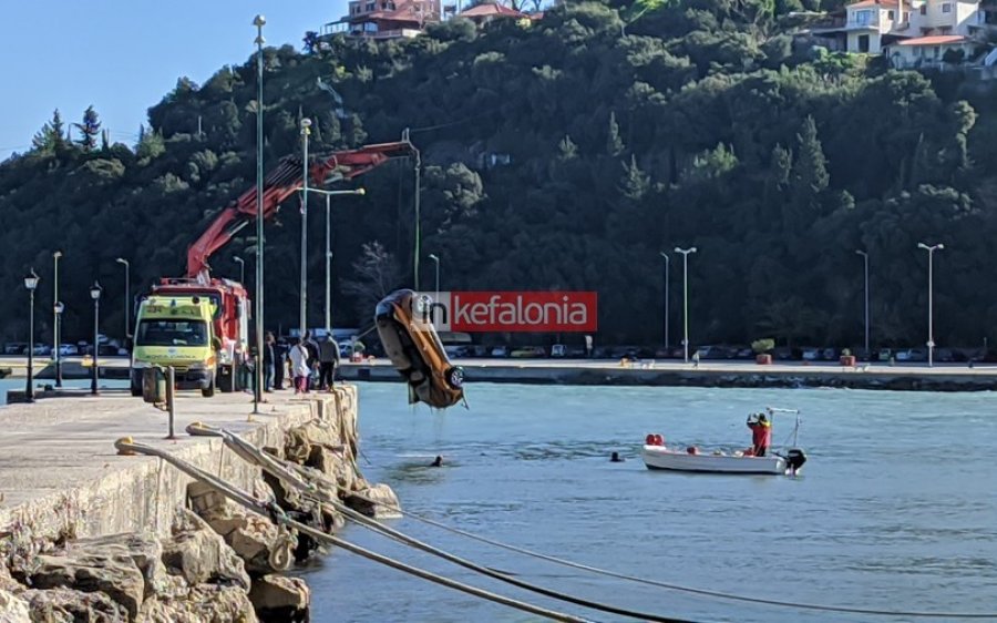 Πόρος: Εντοπίστηκε το όχημα στο βυθό του Λιμανιού - Η στιγμή της ανάσυρσης (εικόνες/video)