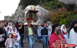 Με λαπρότητα και πλήθος πιστών η λιτάνευση της ιεράς εικόνας της Παναγίας των Σισσίων στο Κάστρο Αγίου Γεωργίου (εικόνες/video)