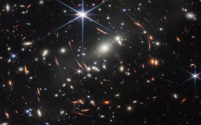 James Webb: Η πρώτη φωτογραφία από το πανίσχυρο τηλεσκόπιο – Πως ήταν το σύμπαν πριν 13 δισ. χρόνια