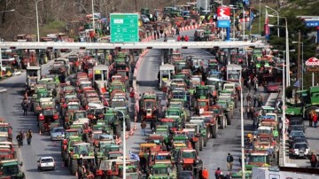 Στα δύο η Ελλάδα, κλείνουν επ' αόριστον τα Τέμπη