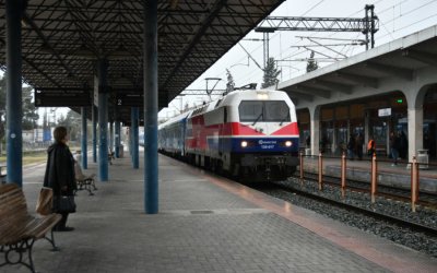 Μηχανές τρένων… «τσούγκρισαν» στον Σιδηροδρομικό Σταθμό Λάρισας