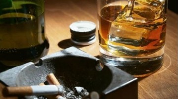 Πώς η κατανάλωση αλκοόλ συνδέεται με το κάπνισμα;