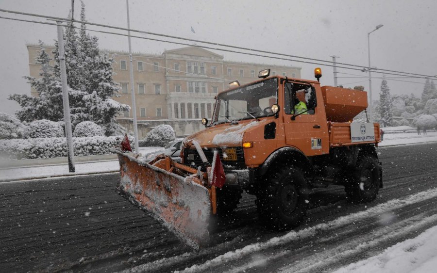 Εκχιονιστικό στο Κολωνάκι έβγαλε η κακοκαιρία "Μήδεια"! - Χιόνια και στο Σύνταγμα